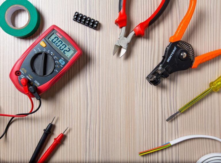 ¿Cuáles son las herramientas de un electricista?